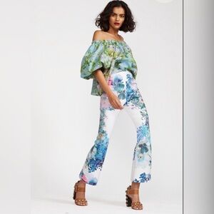 Cynthia Rowley Hourglass Floral Bonded Pants - White Floral. Size 2